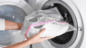 Cara Menghilangkan Noda Tinta dan Minyak di Sepatu Canvas