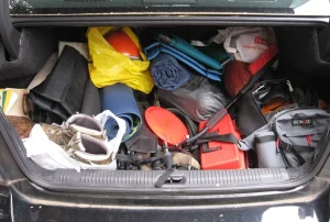 Bahaya Menyimpan Sepatu di Dalam Bagasi Mobil Terlalu Lama