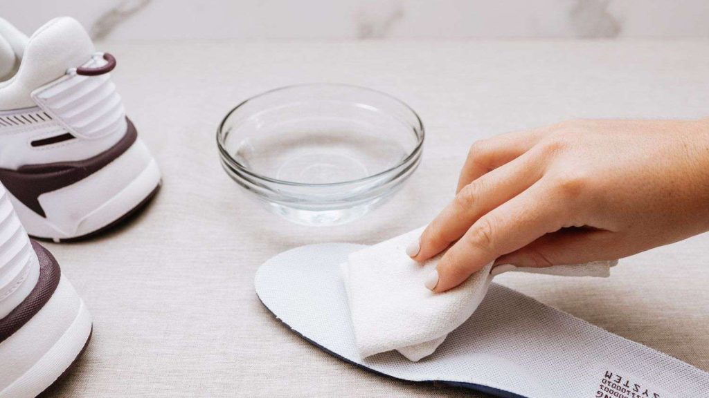 Cuci Insole Sepatu - shoeporter