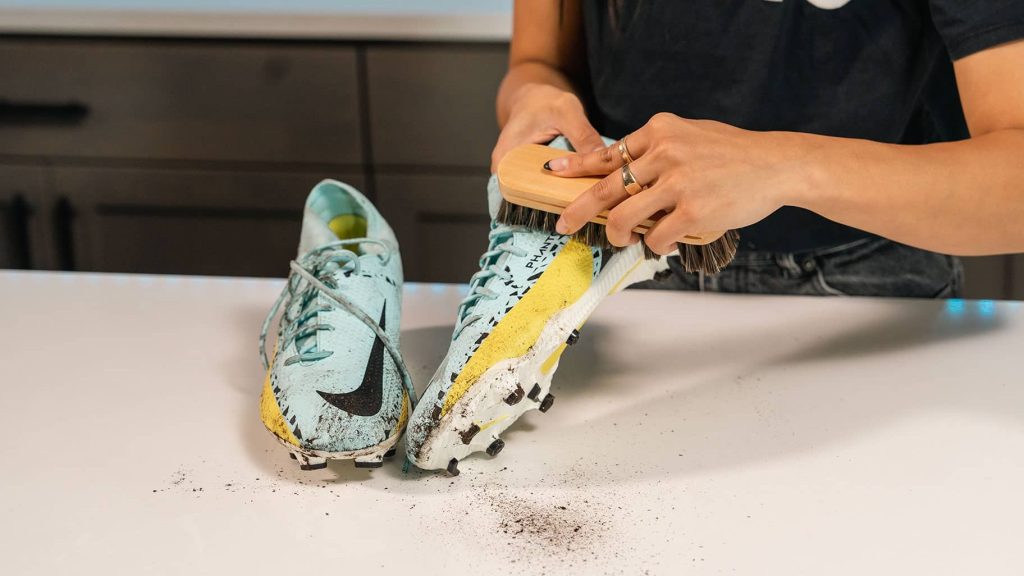 Cuci Sepatu Bola - shoeporter