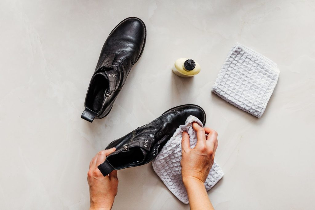 Cuci Sepatu Kulit - shoeporter