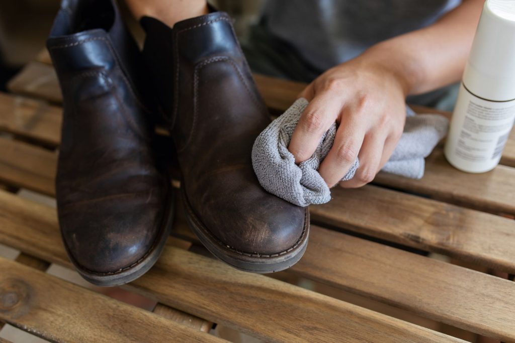 Cuci Sepatu Kulit - shoeporter