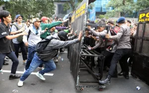 aksi mahasiswa - shoeporter